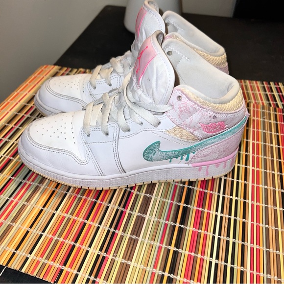 Kids Jordan Mids - Picture 3 of 4